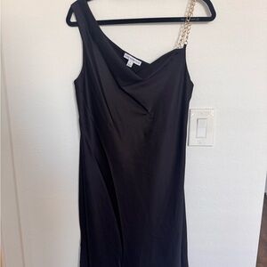 Chic Black One-Shoulder Dress with Chain Detail
